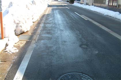 日中でも日陰には氷が残っていることがあるので油断禁物
