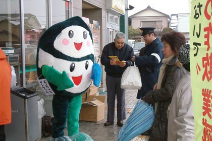 「振り込め詐欺被害発生ゼロの日」の15日にウオロク興野店で行った、振り込め詐欺被害防止の広報活動