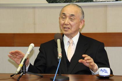 市長選出馬で記者会見した小池加茂市長