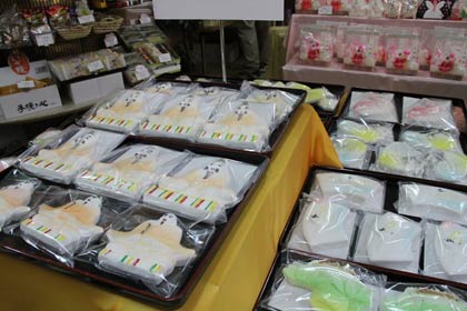 飴屋本舗にずらりと並んだ13種類の天神講の粉菓子、奥には仕入れた金花糖も