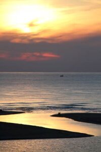 ＝16日夕方、大河津分水路河口部分で日本海に沈む夕日