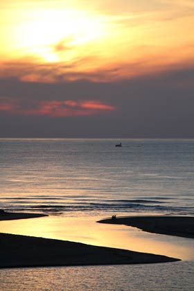 =16日夕方、大河津分水路河口部分で日本海に沈む夕日
