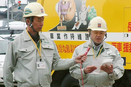 決意表明を行う隊員の桑原さん(右)と中村さん(左)