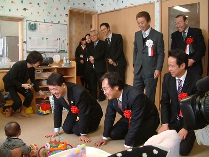 赤ちゃんの前ではみんなが笑顔に