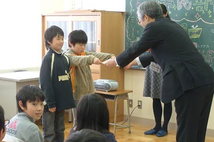 宗村市民部長から4年生に認定証を手渡す