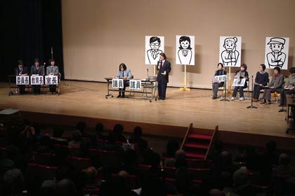三条市議会での小中一貫教育関連の委員会のようすを寸劇で再現