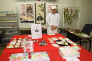 25日まで燕市つばめの茶の間で開かれている「越後つばめ天神講の菓子展」