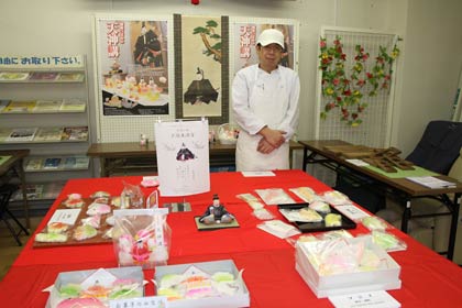 25日まで燕市つばめの茶の間で開かれている「越後つばめ天神講の菓子展」