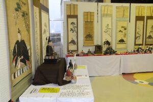 3月6日まで越後出雲崎「天領の里」で第13回天神さま展示会、遠くは県外も含む菅原道真の軸や像が並ぶ