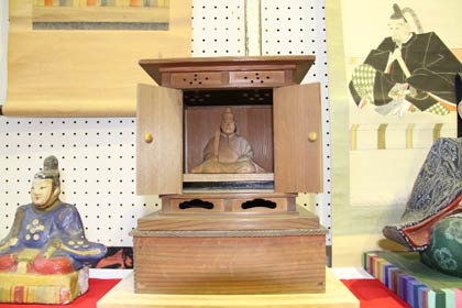 展示しているなかで最も古いと思われる江戸時代ころの厨子に納められた道真の座像