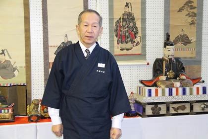 三輪館長、後ろに並ぶのは三輪館長のコレクション