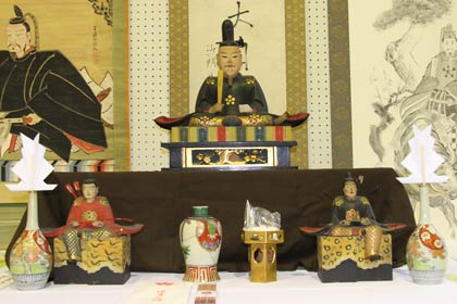 三輪館長のコレクションの随臣2人を従えた豪華なセット