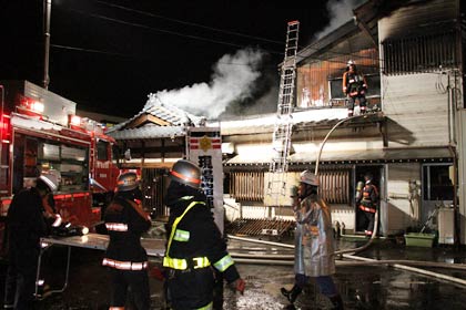 20日夜の燕市吉田地区の火災現場、手前に国道116号
