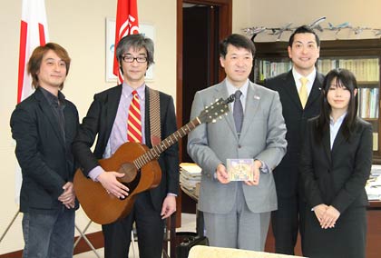 泉田知事に「カレーラーメンの歌」CDの完成を報告した制作メンバー