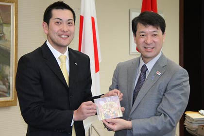 完成したCDを知事に手渡す梨本さん