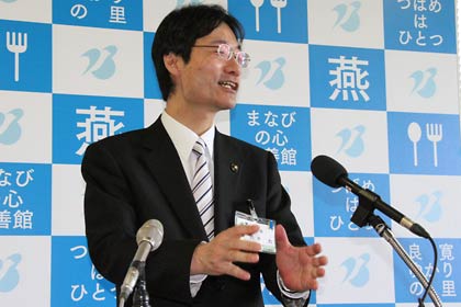 臨時会見で新年度予算案を発表する鈴木燕市長