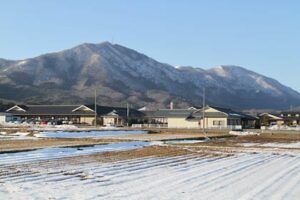 21日、快晴の空の下で弥彦山麓地内から見る弥彦山