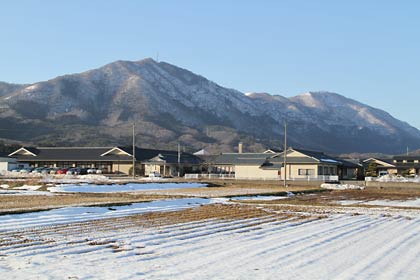 21日、快晴の空の下で弥彦山麓地内から見る弥彦山