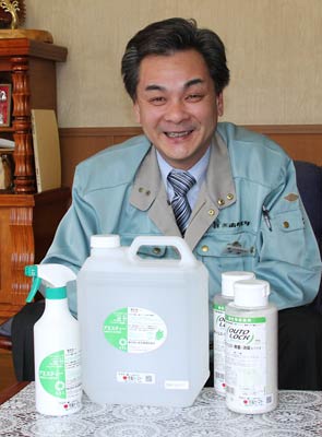 ホクエツの浅野社長と左が「アミスティー」、右が「オウトロック」