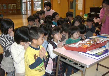 25日、燕市立西燕保育園で行われた天神講