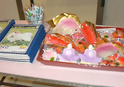 道真公の掛け軸の下に供えた天神講の生菓子や粉菓子、ノート、鉛筆