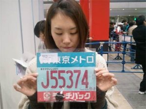 東京マラソン2011に出場する燕市の女性がスマートフォンでUSTREAMによるストリーミング生中継