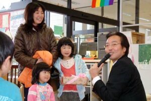 三条市の子育て拠点施設「すまいるランド」の10万人目となった三条市の大川さん親子