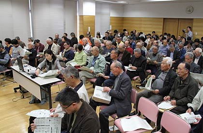 120人が来場して満員の会場