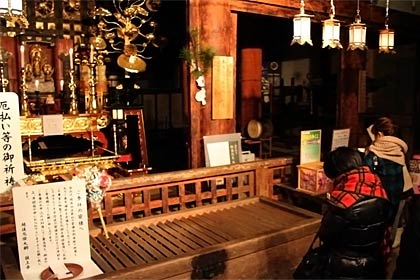 木造千手観音菩薩立像を安置する国上寺本堂の須弥壇