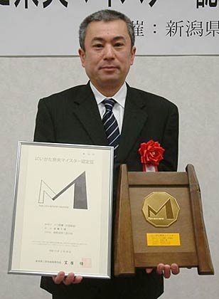 認定証と盾を手に高橋さん