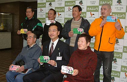 三条市が県内初の市オリジナルナンバープレートの交付を開始、交付を受けた6人と国定市長で記念撮影