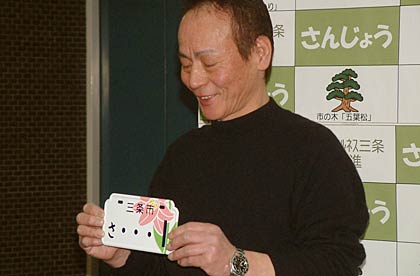 原付バイクの「1」を手にした石月さん