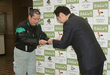 国定市長からナンバープレートを手渡す