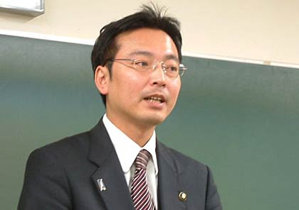 記者会見する国定市長