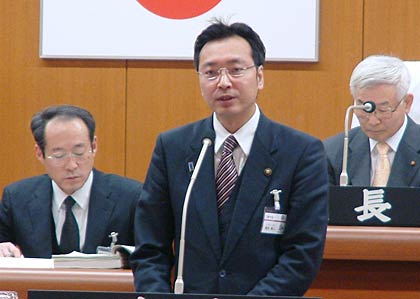施政方針演説を行う国定三条市長