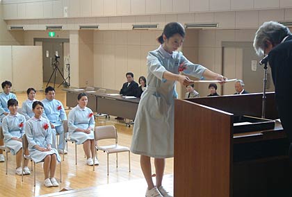 1日行われた三条市医師会准看護学院の第46期生卒業式