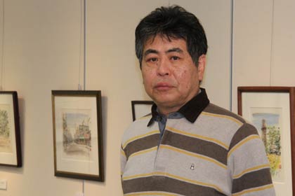 作品展会場で墨彩画家の藤井さん