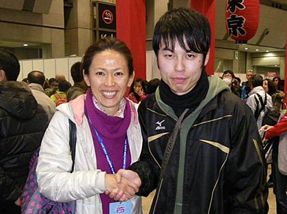 会場でバルセロナ五輪銀メダリストの有森裕子さんと握手