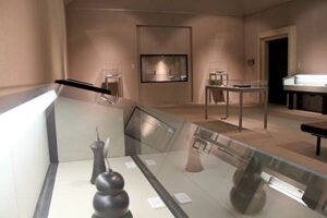 燕市産業史料館で12人の作家がスプーンをテーマにした作品制作したスプーン展「作家たちによるスプーンのコラボレーション」