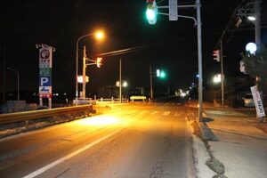 燕市小池の交差点で信号待ちの車に追突した車を運転していた男性が死亡