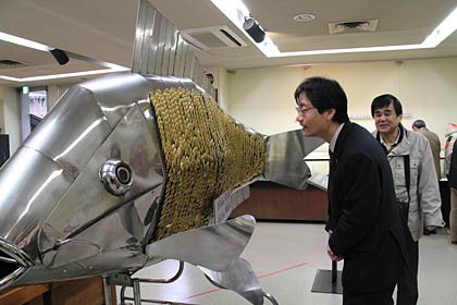 約2,200枚のスプーンでうろこを表現したステンレス製の巨大なコイ