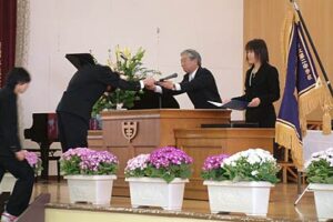 7日、三条市立第二中学校で行われた卒業式