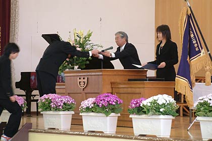 7日、三条市立第二中学校で行われた卒業式
