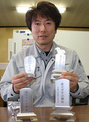 ペット用アルミ位牌を企画、開発したサンシンの小島常務