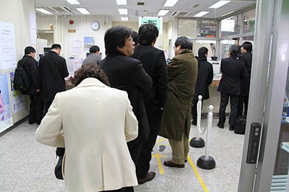 切符の払い戻しで窓口に列をつくり利用者