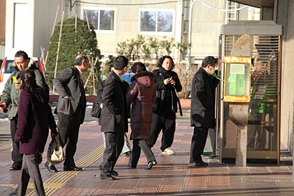 駅前の公衆電話にも列が