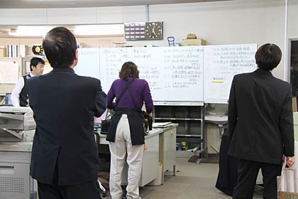 ホワイトボードに地震関連情報を書き出して対応する燕市役所