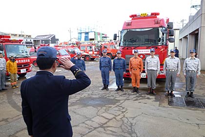 三条市消防本部で行われた東北地方太平洋沖地震の被災地へ向かう緊急消防援助隊の出発式