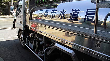 仙台市水道局へ向けて出発した三条市水道局の給水車