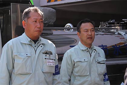 給水車とともに仙台市水道局へ向かう坂井公務課第二係主任と知野公務課医事係技士